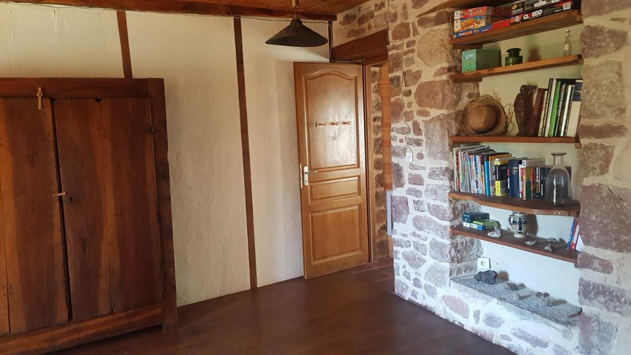 maison isolée dans les vignes et les bois Valady Extérieur photo